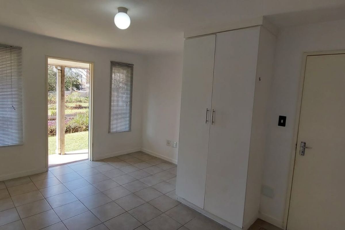Prime Scottsville Apartment | Walk to UKZN | High-Return Unit +/- R10k pm | Secured Complex - Photo 2