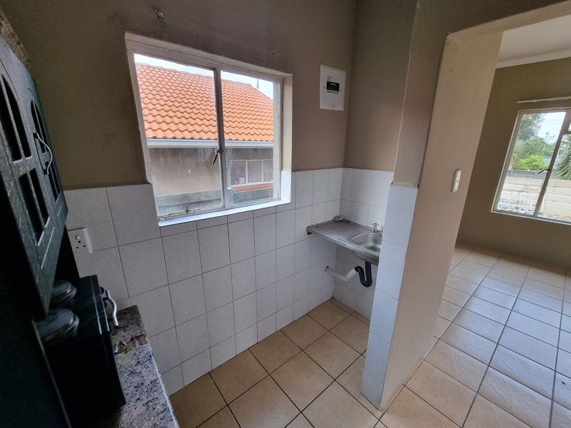 Townhouse To Rent in Tulisa Park, Johannesburg - Photo 8