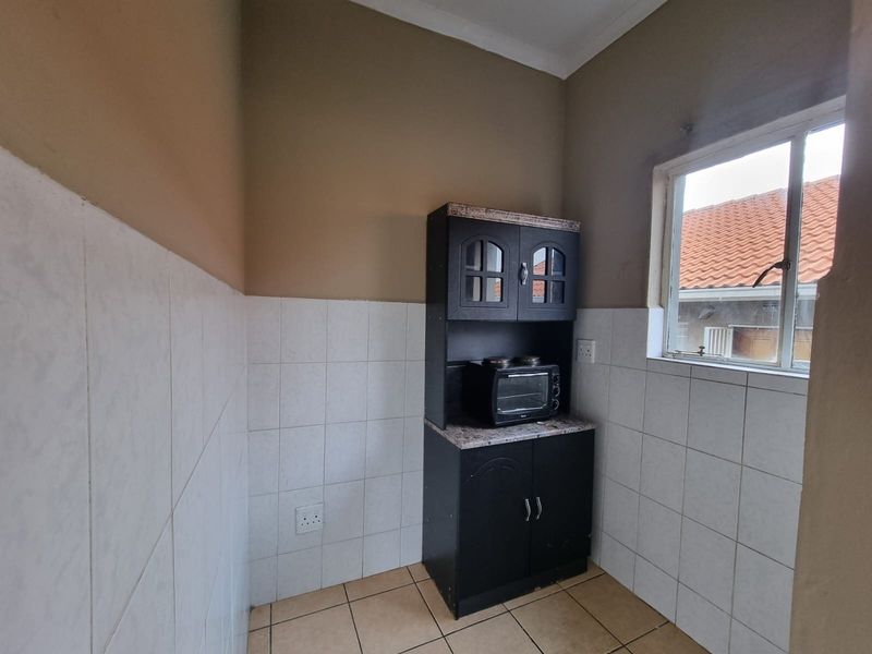 Townhouse To Rent in Tulisa Park, Johannesburg - Photo 6