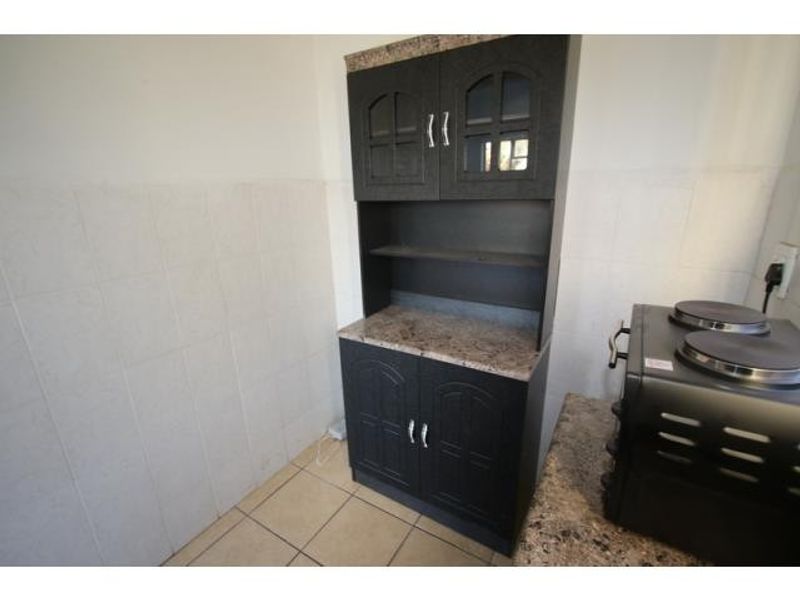 Townhouse To Rent in Tulisa Park, Johannesburg - Photo 10