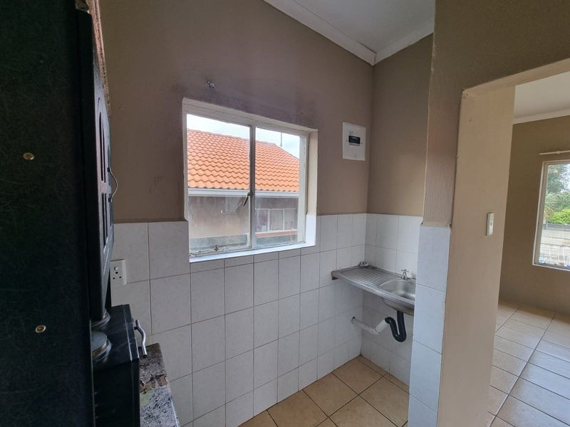 Townhouse To Rent in Tulisa Park, Johannesburg - Photo 7