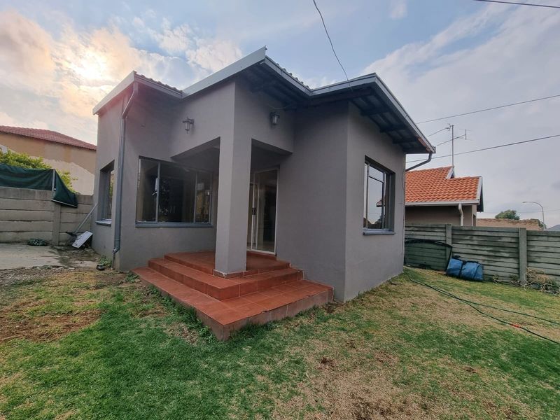 Townhouse To Rent in Tulisa Park, Johannesburg - Photo 1