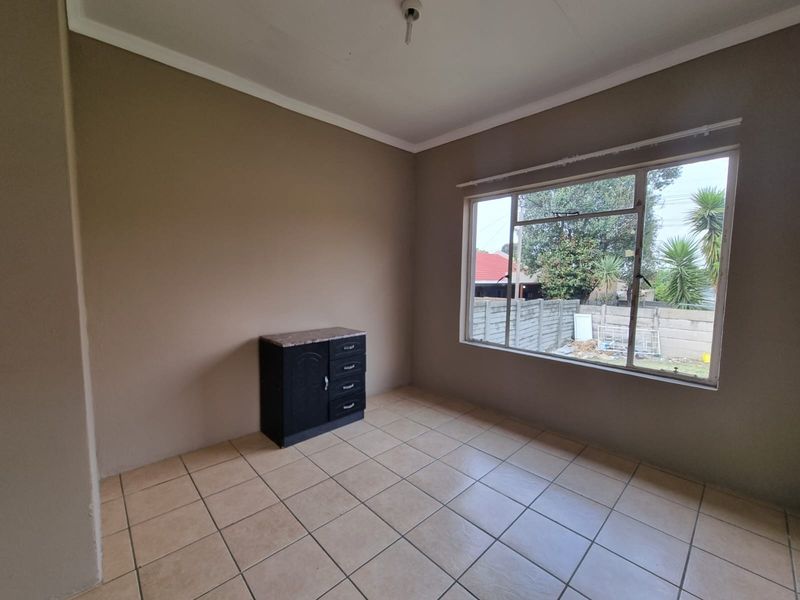 Townhouse To Rent in Tulisa Park, Johannesburg - Photo 3