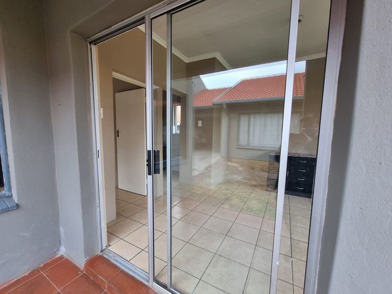 Townhouse To Rent in Tulisa Park, Johannesburg - Photo 2
