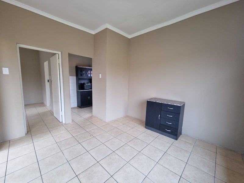 Townhouse To Rent in Tulisa Park, Johannesburg - Photo 4