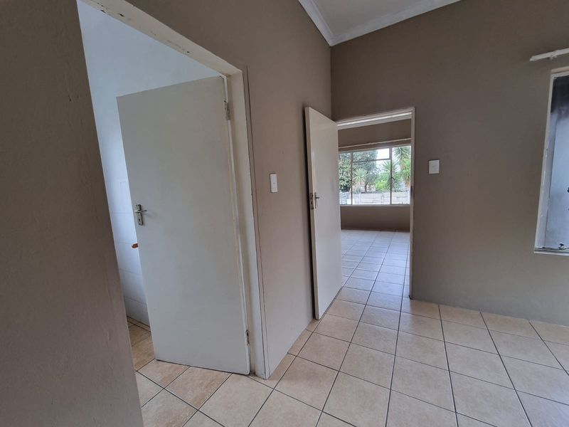 Townhouse To Rent in Tulisa Park, Johannesburg - Photo 5