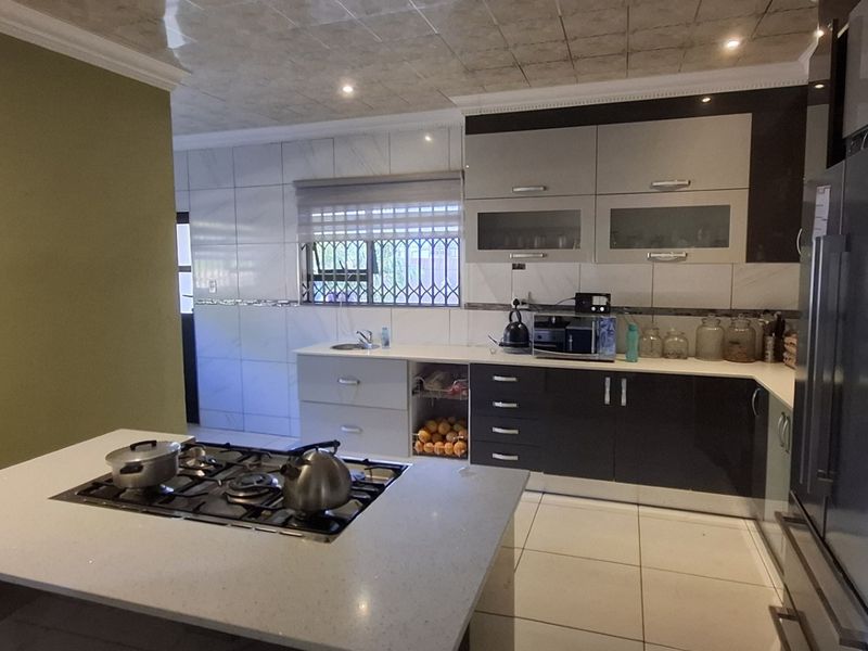 Your Dream Family Home Awaits Stylish, Spacious and Secure - Photo 10