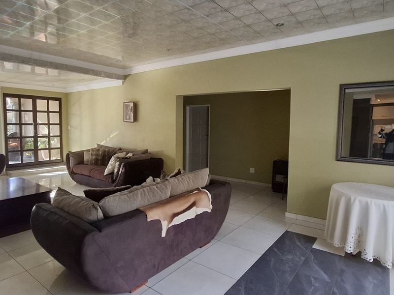 Your Dream Family Home Awaits Stylish, Spacious and Secure - Photo 9