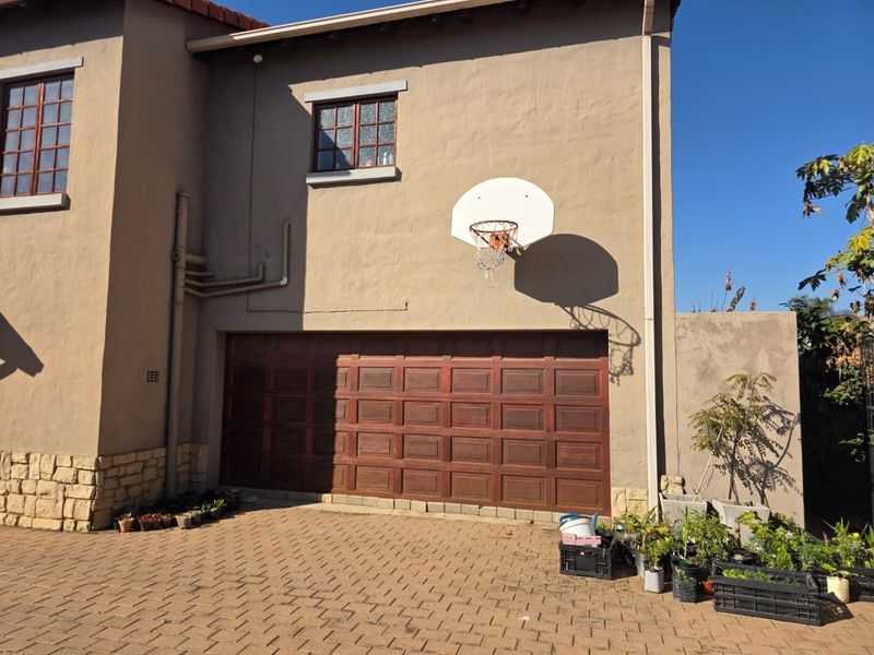 House For Sale in Summerset Midrand - Photo 2
