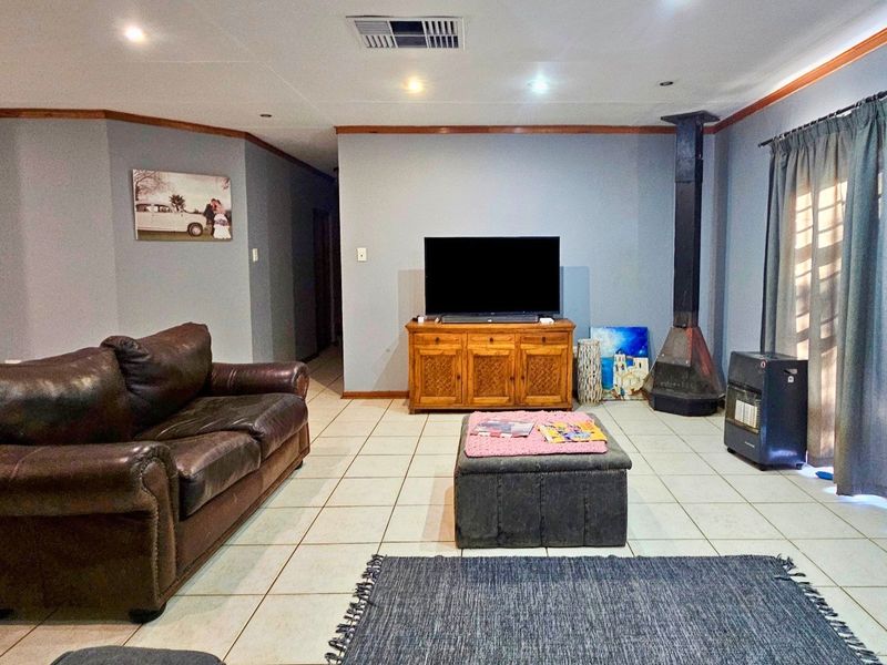 Welcome Home: Space, Comfort, and Endless Possibilities (with a Flat) in Hillcrest, Kimberley - Photo 1