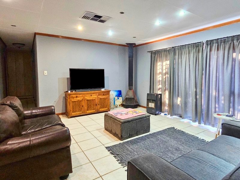 Welcome Home: Space, Comfort, and Endless Possibilities (with a Flat) in Hillcrest, Kimberley - Photo 2