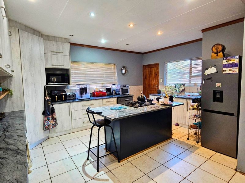 Welcome Home: Space, Comfort, and Endless Possibilities (with a Flat) in Hillcrest, Kimberley - Photo 4