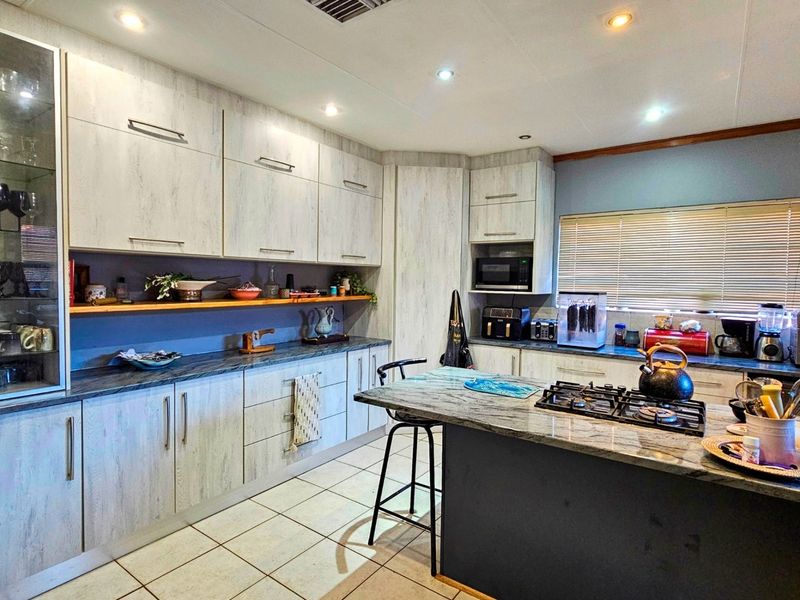Welcome Home: Space, Comfort, and Endless Possibilities (with a Flat) in Hillcrest, Kimberley - Photo 5