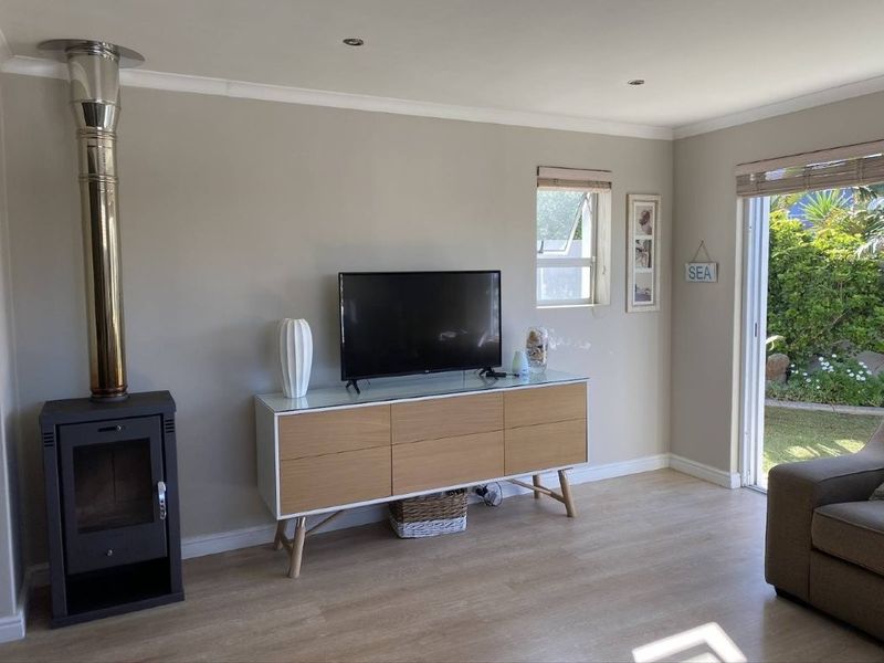 Charming 3-Bedroom Coastal Family Unfurnished Home | Walk to the Beach | Bloubergstrand - Photo 2