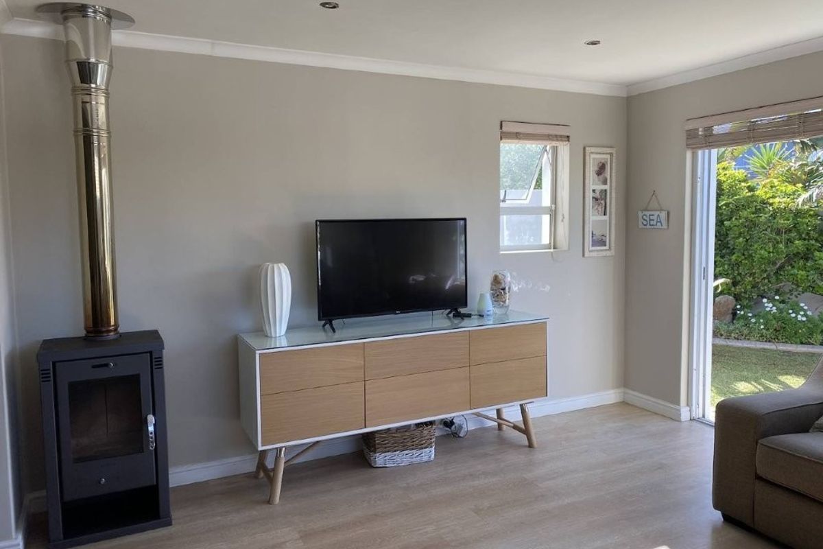 Charming 3-Bedroom Coastal Family Unfurnished Home | Walk to the Beach | Bloubergstrand - Photo 2