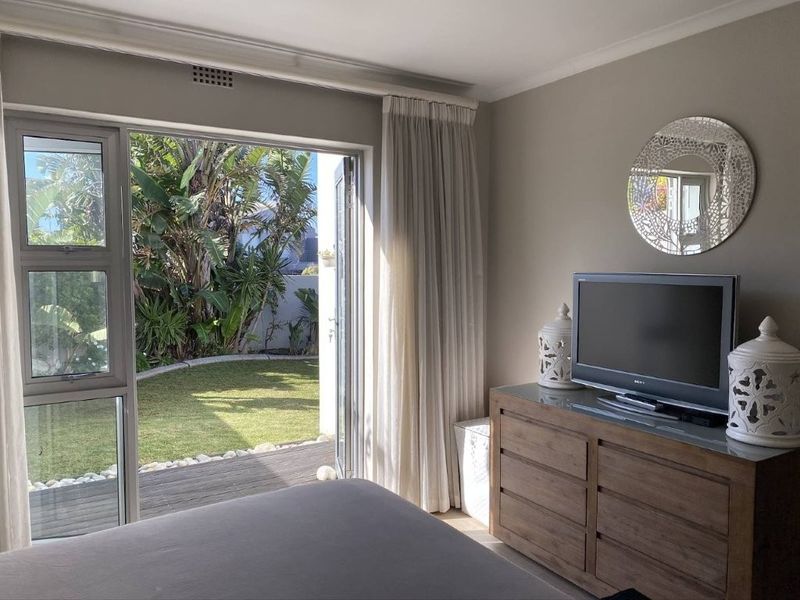 Charming 3-Bedroom Coastal Family Unfurnished Home | Walk to the Beach | Bloubergstrand - Photo 7