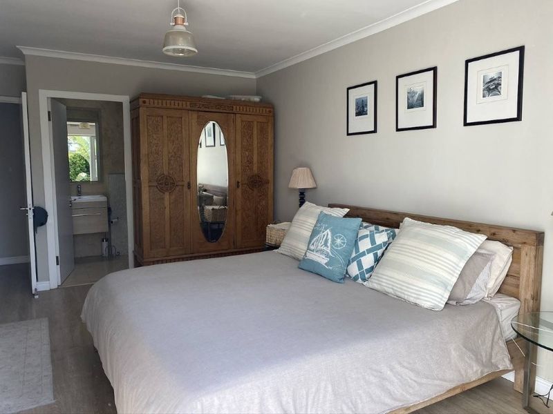 Charming 3-Bedroom Coastal Family Unfurnished Home | Walk to the Beach | Bloubergstrand - Photo 5