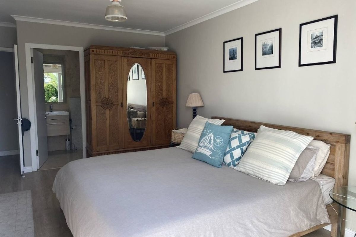 Charming 3-Bedroom Coastal Family Unfurnished Home | Walk to the Beach | Bloubergstrand - Photo 5