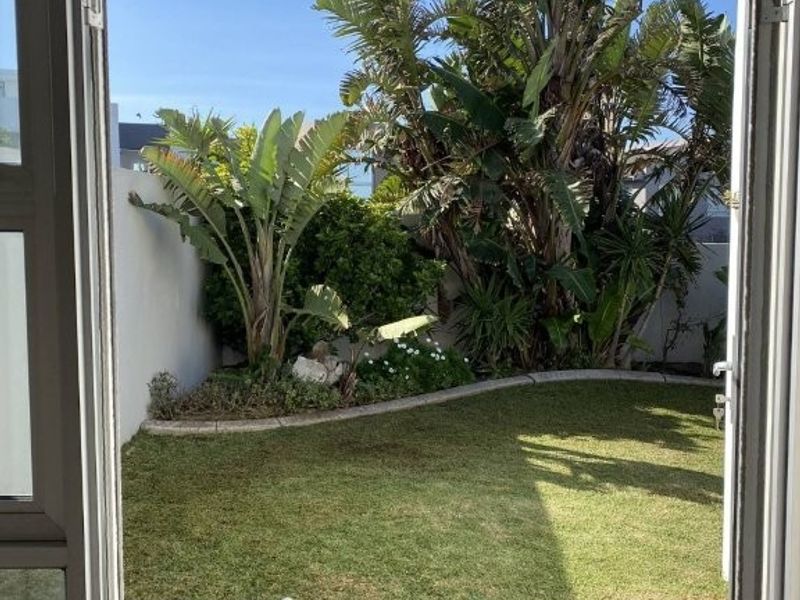 Charming 3-Bedroom Coastal Family Unfurnished Home | Walk to the Beach | Bloubergstrand - Photo 9