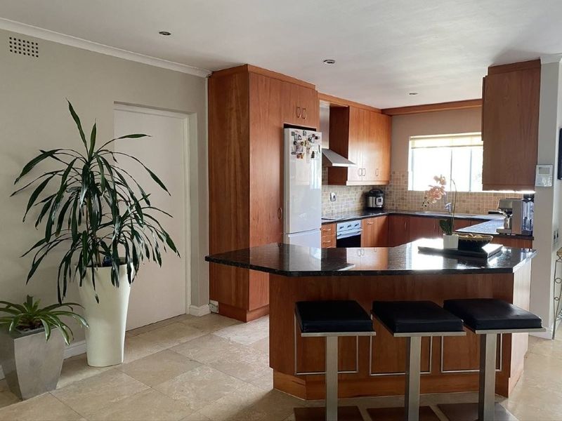 Charming 3-Bedroom Coastal Family Unfurnished Home | Walk to the Beach | Bloubergstrand - Photo 3