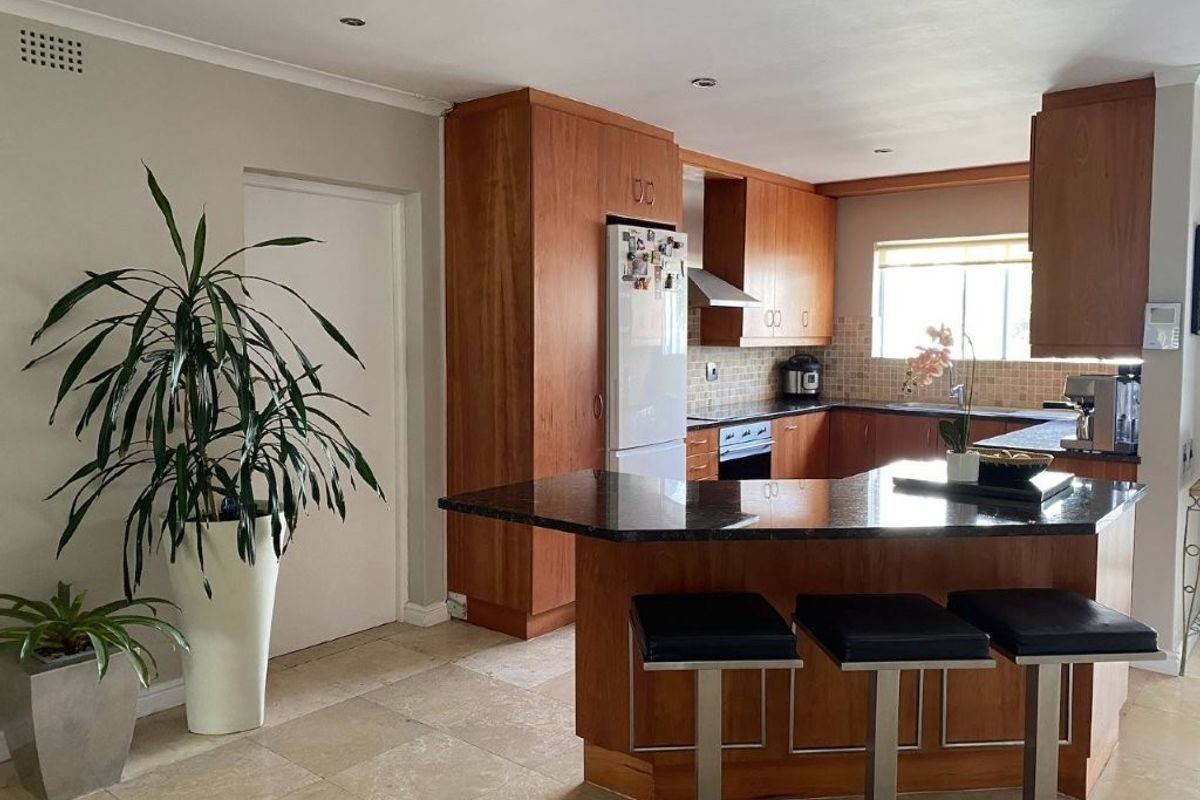Charming 3-Bedroom Coastal Family Unfurnished Home | Walk to the Beach | Bloubergstrand - Photo 3