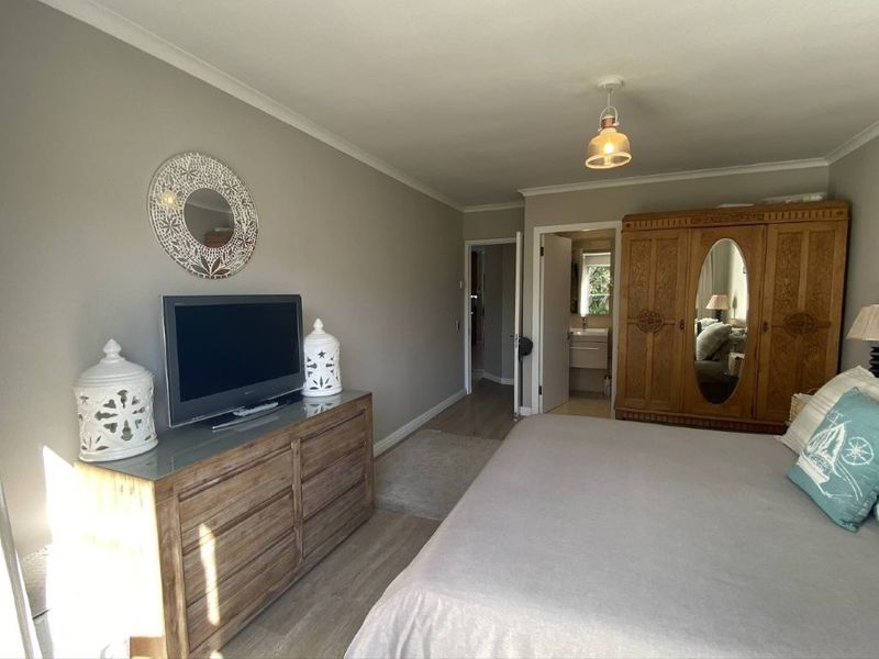 Charming 3-Bedroom Coastal Family Unfurnished Home | Walk to the Beach | Bloubergstrand - Photo 4