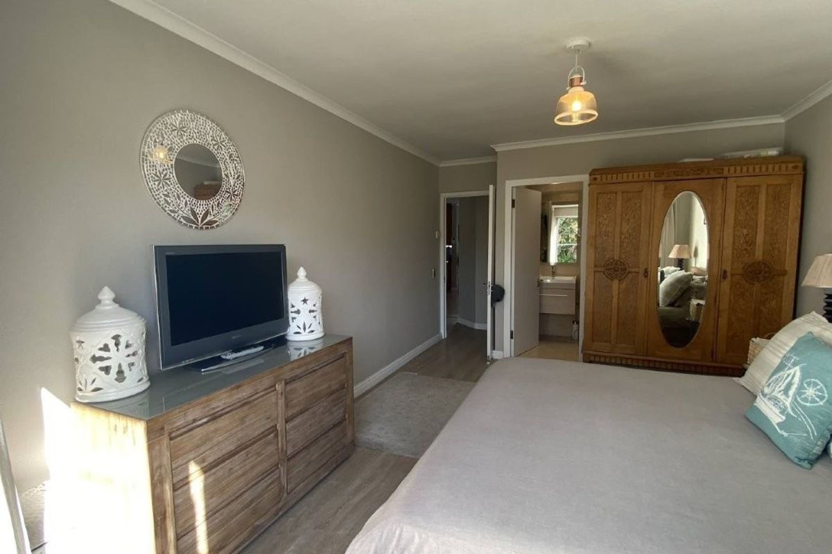 Charming 3-Bedroom Coastal Family Unfurnished Home | Walk to the Beach | Bloubergstrand - Photo 4