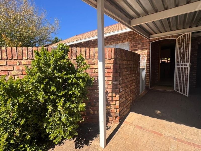 Ideal Townhouse Close to the University - Photo 1