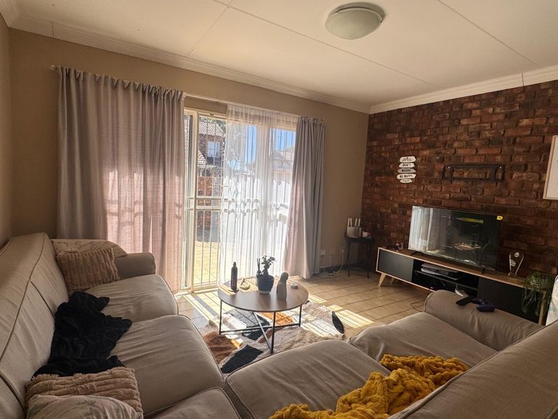 Ideal Townhouse Close to the University - Photo 3