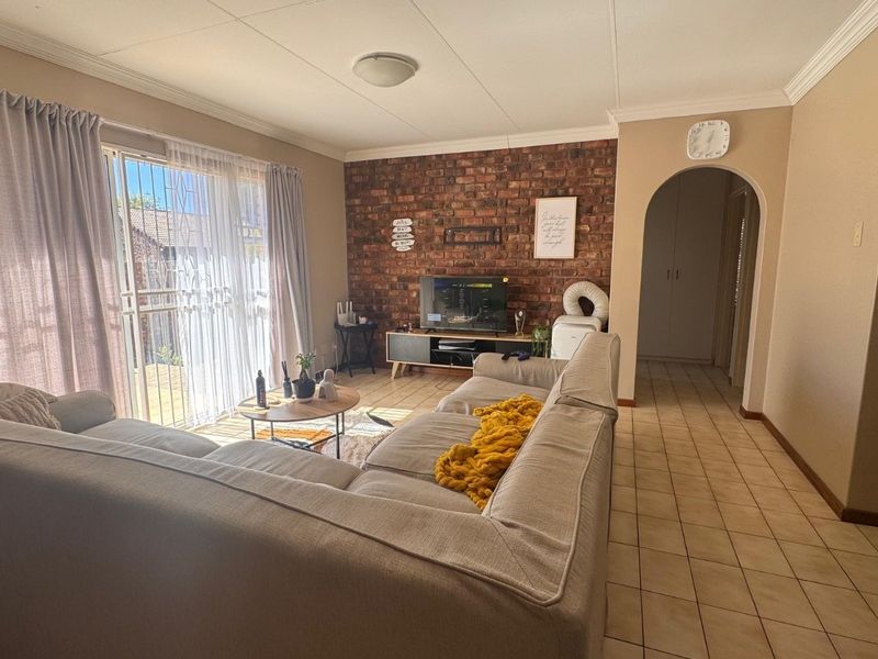 Ideal Townhouse Close to the University - Photo 2