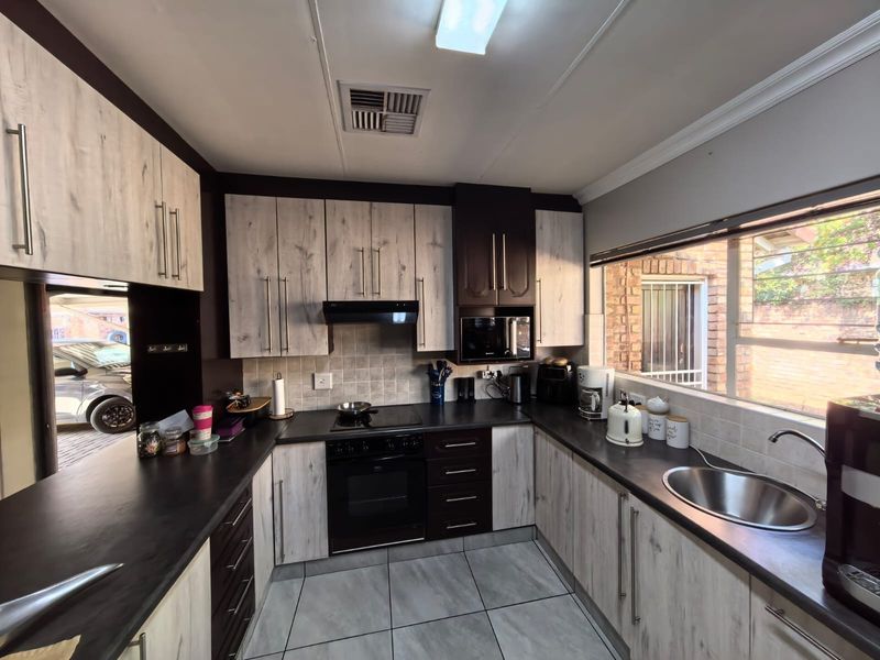 Lock-Up-and-Go Perfection in New Park, Kimberley - Photo 3