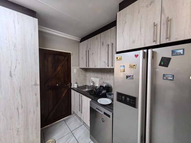 Lock-Up-and-Go Perfection in New Park, Kimberley - Photo 5
