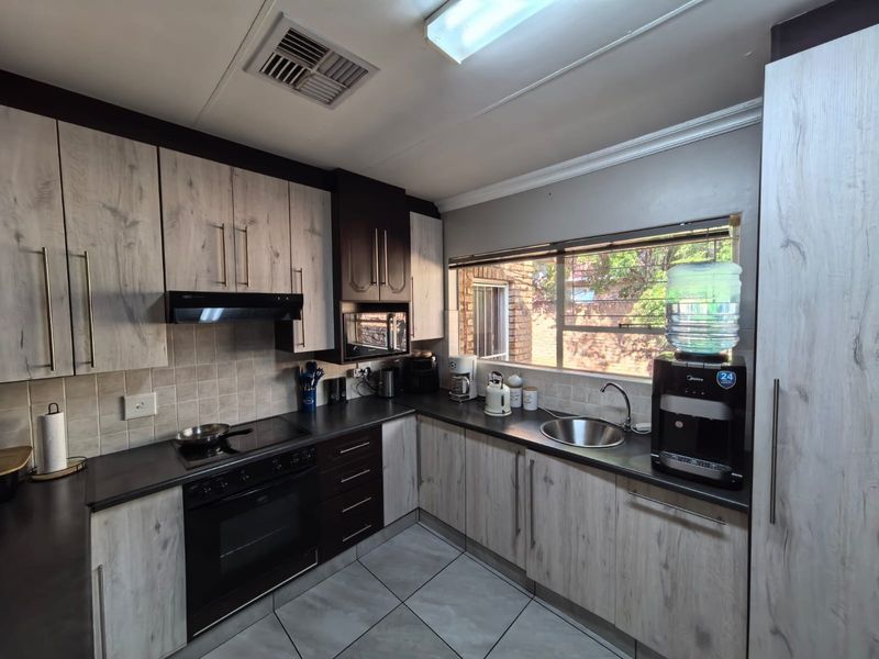 Lock-Up-and-Go Perfection in New Park, Kimberley - Photo 4
