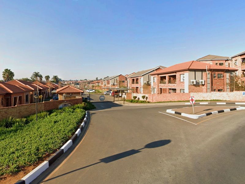 Ground Floor 2 Bedroom Apartment - Wilgeheuwel, Roodepoort - Photo 1