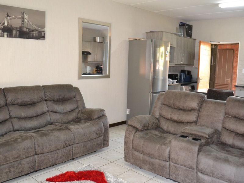 Ground Floor 2 Bedroom Apartment - Wilgeheuwel, Roodepoort - Photo 10