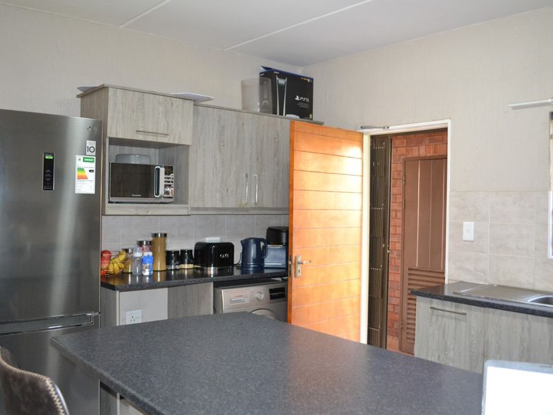 Ground Floor 2 Bedroom Apartment - Wilgeheuwel, Roodepoort - Photo 8