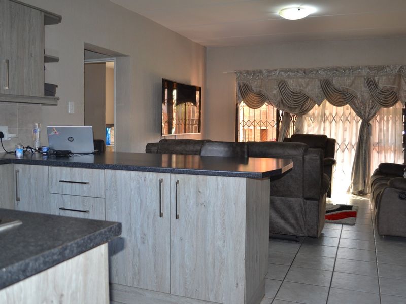 Ground Floor 2 Bedroom Apartment - Wilgeheuwel, Roodepoort - Photo 9