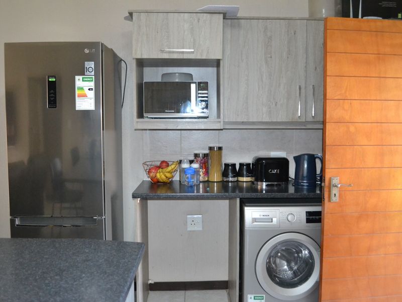 Ground Floor 2 Bedroom Apartment - Wilgeheuwel, Roodepoort - Photo 6