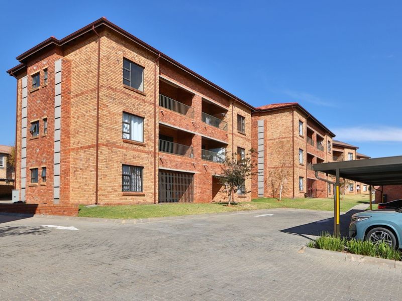 Ground Floor 2 Bedroom Apartment - Wilgeheuwel, Roodepoort - Photo 2