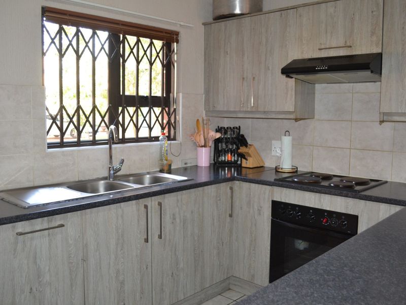 Ground Floor 2 Bedroom Apartment - Wilgeheuwel, Roodepoort - Photo 5