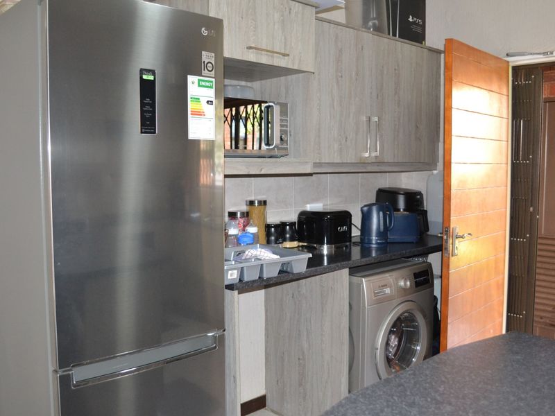 Ground Floor 2 Bedroom Apartment - Wilgeheuwel, Roodepoort - Photo 7