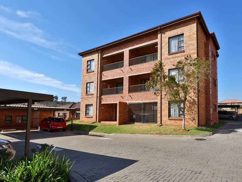 Ground Floor 2 Bedroom Apartment - Wilgeheuwel, Roodepoort - Photo 3