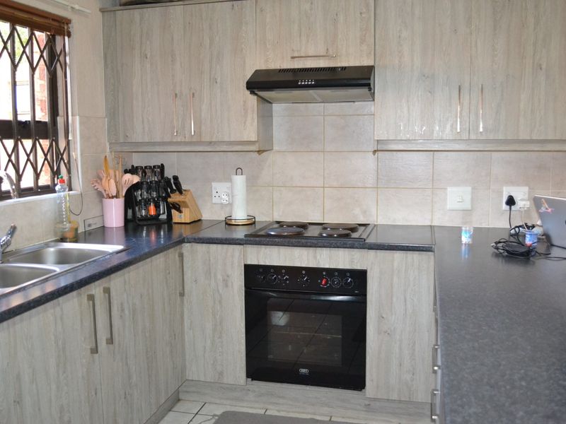 Ground Floor 2 Bedroom Apartment - Wilgeheuwel, Roodepoort - Photo 4