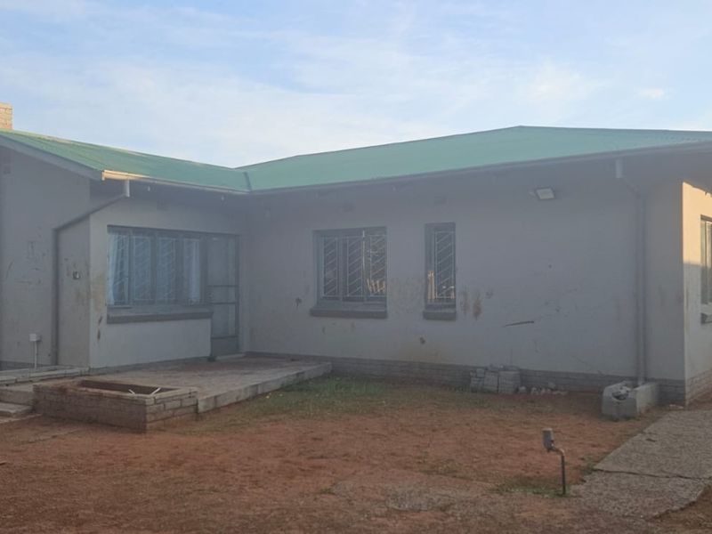 Ideal Starter Home with Great Potential! - Photo 1