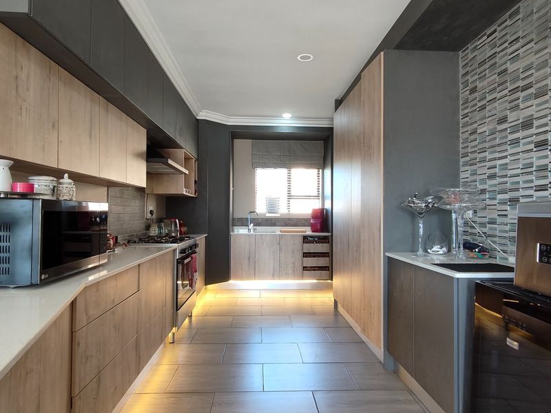 Well maintained family home with flat - Photo 9