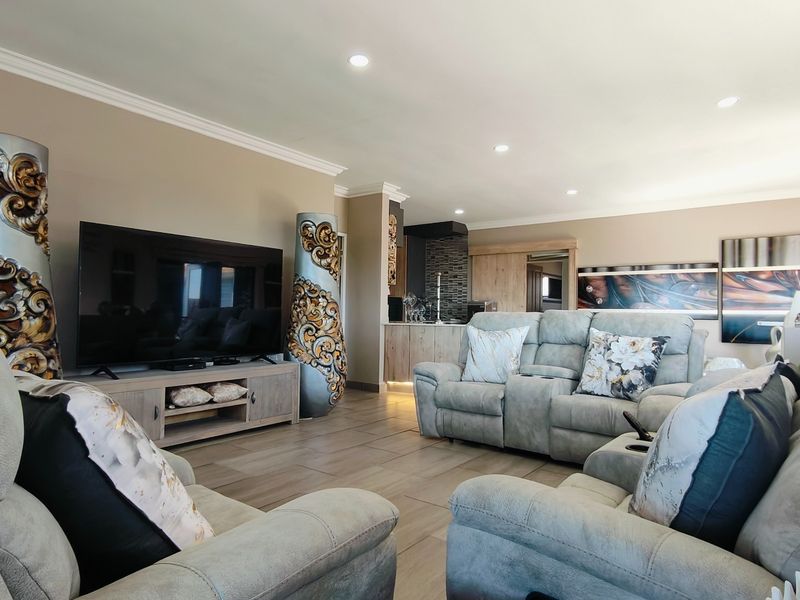 Well maintained family home with flat - Photo 4
