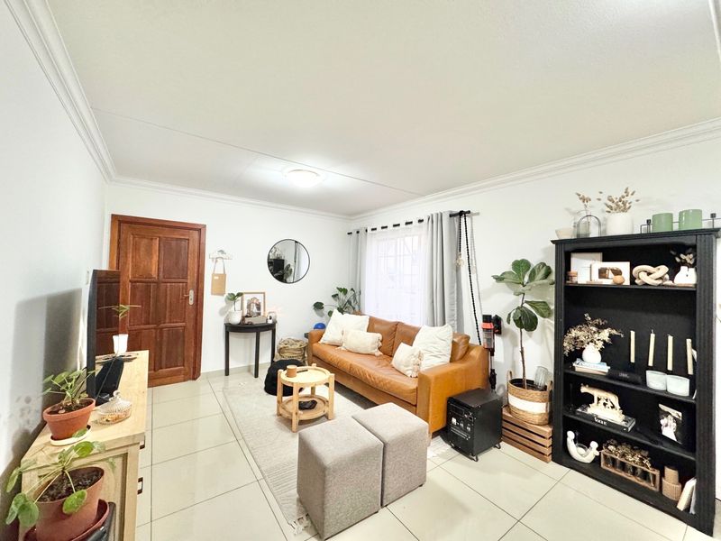 Charming 2-Bedroom Townhouse with Private Garden - Photo 8