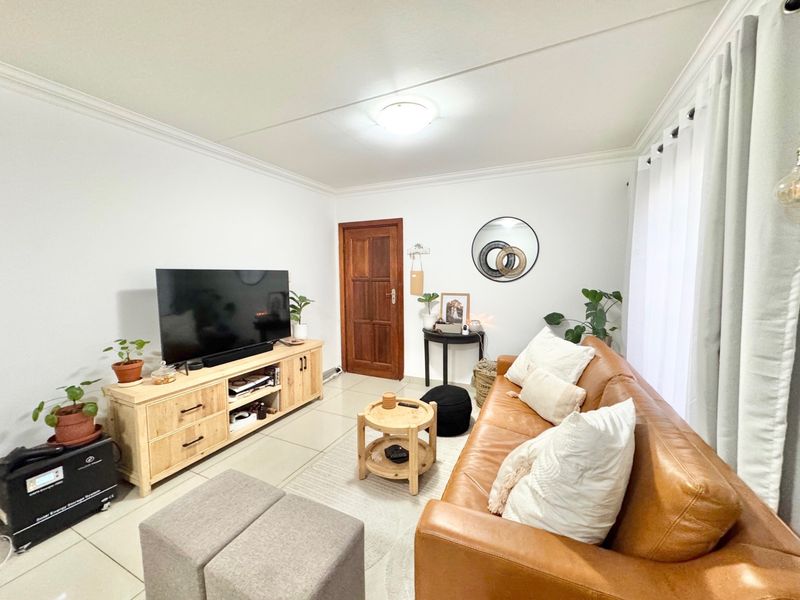 Charming 2-Bedroom Townhouse with Private Garden - Photo 7