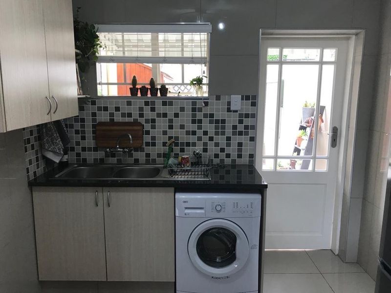 Charming 2-Bedroom Townhouse with Private Garden - Photo 6
