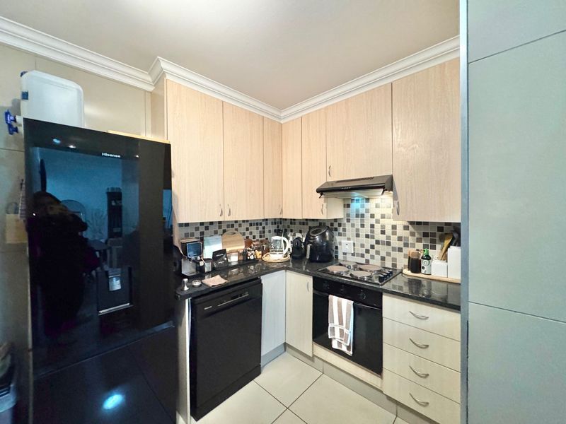Charming 2-Bedroom Townhouse with Private Garden - Photo 3